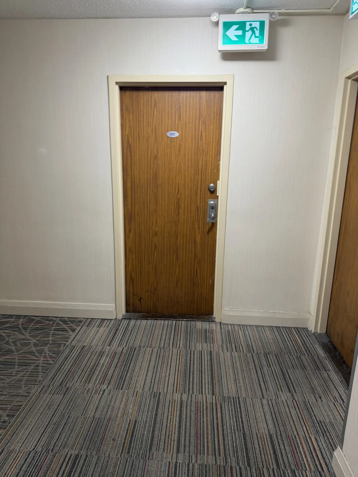 Hallway with unit 617. Turn left at unit 617.