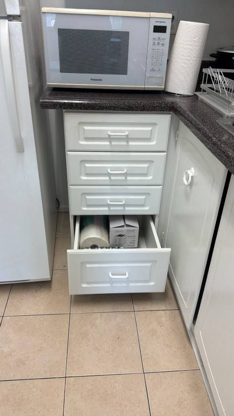 Bottom kitchen drawer