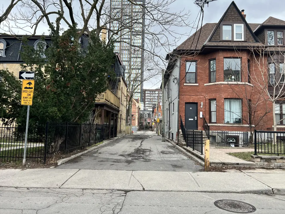 The laneway at 118 Pembroke Street. At 118 Pembroke St, turn onto Glenholme Pl.